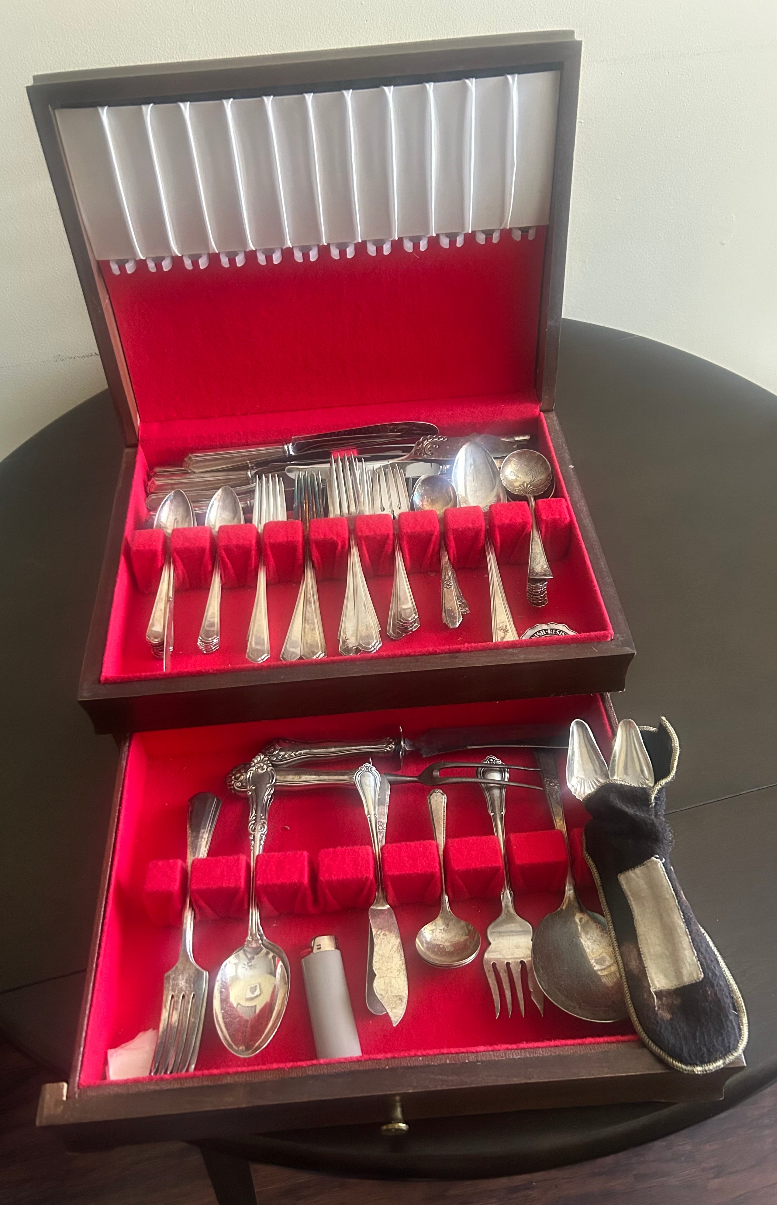 This vintage WM Rogers silverplate flatware set features ornate handles and is housed in a wooden storage chest.