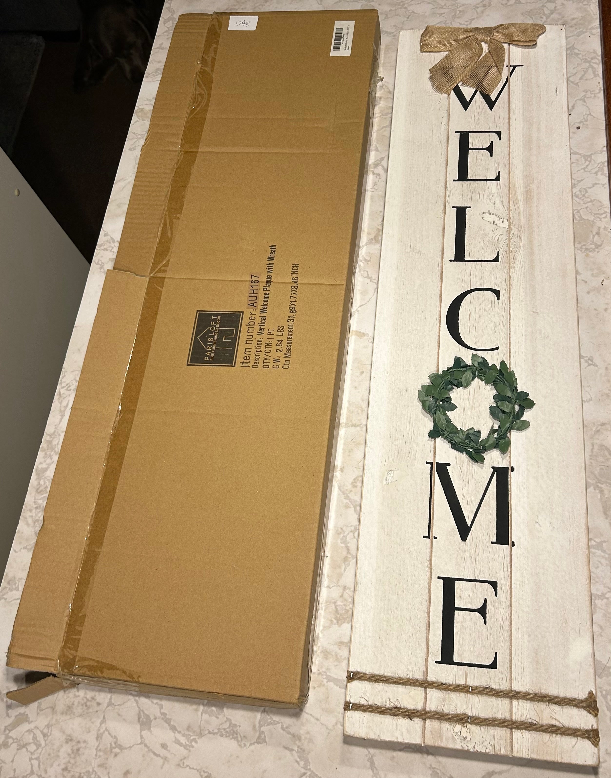 This Parisloft vertical wooden welcome sign features a prominent green wreath centerpiece
